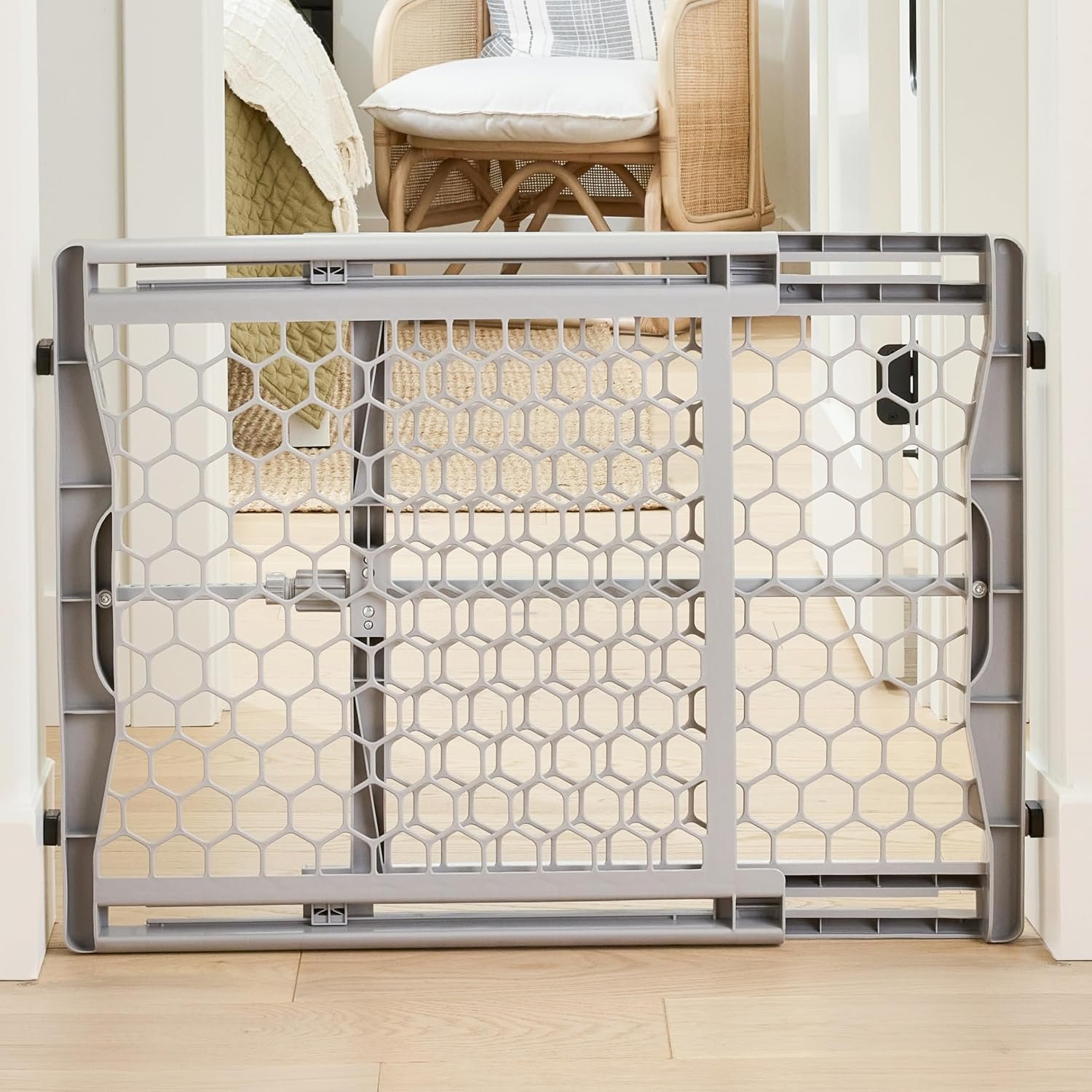 Regalo Safety 28″-42″ Extra Wide Baby Gate, Bottom of Stairs & Doorways